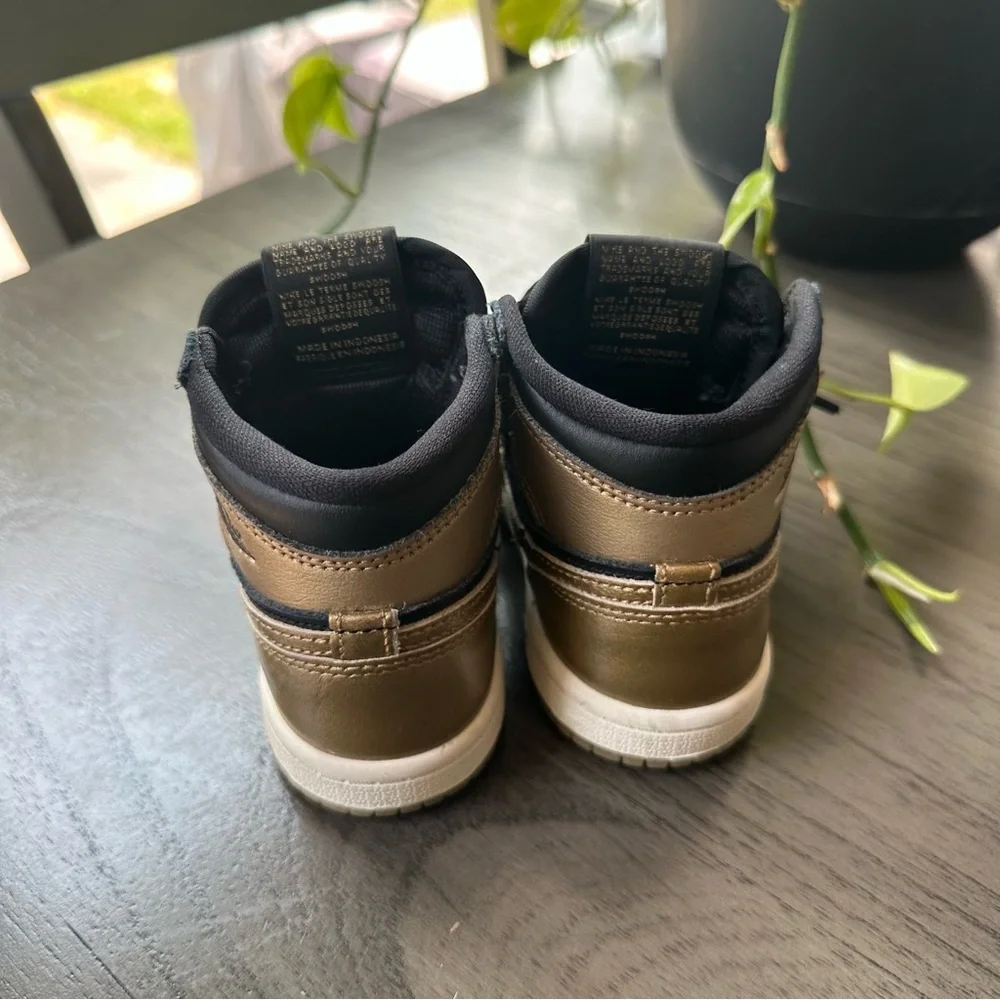 KIDS' TODDLER AIR JORDAN RETRO 1 HIGH OG CASUAL SHOES (7C) - Picture 4 of 5